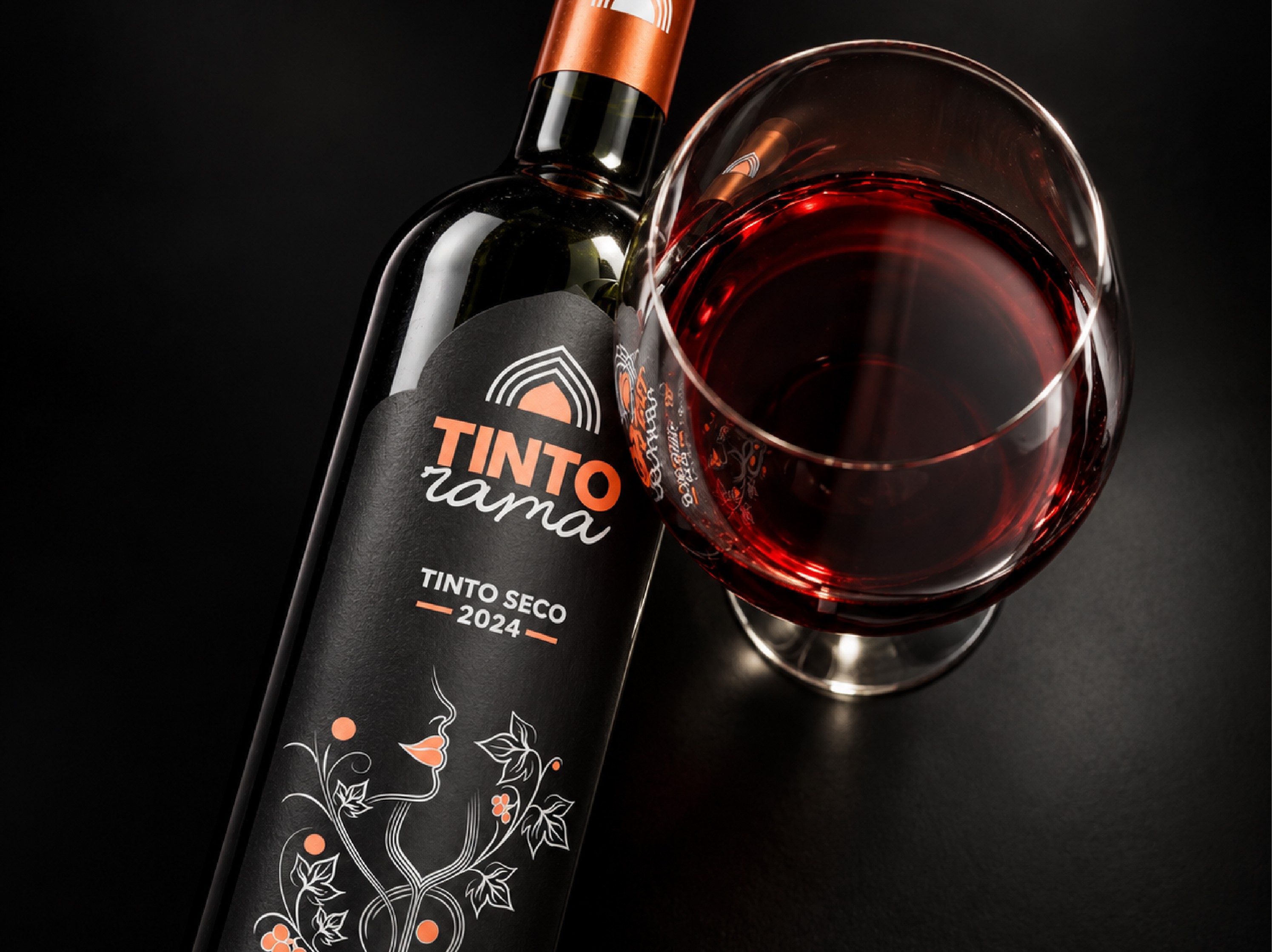 Visualización de producto de Tinto Rama con botella y copa de vino